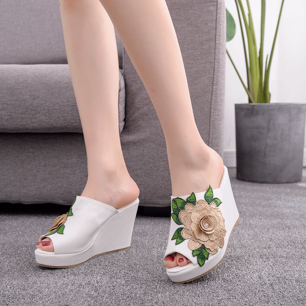 صنادل نسائية أنيقة بكعب عالٍ و - مراجعة Queen Street Fashion وسعره