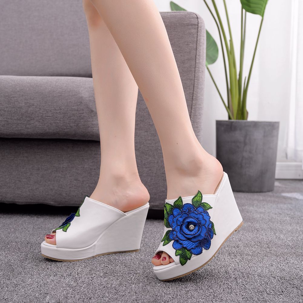 صنادل نسائية أنيقة بكعب عالٍ و - مراجعة Queen Street Fashion وسعره